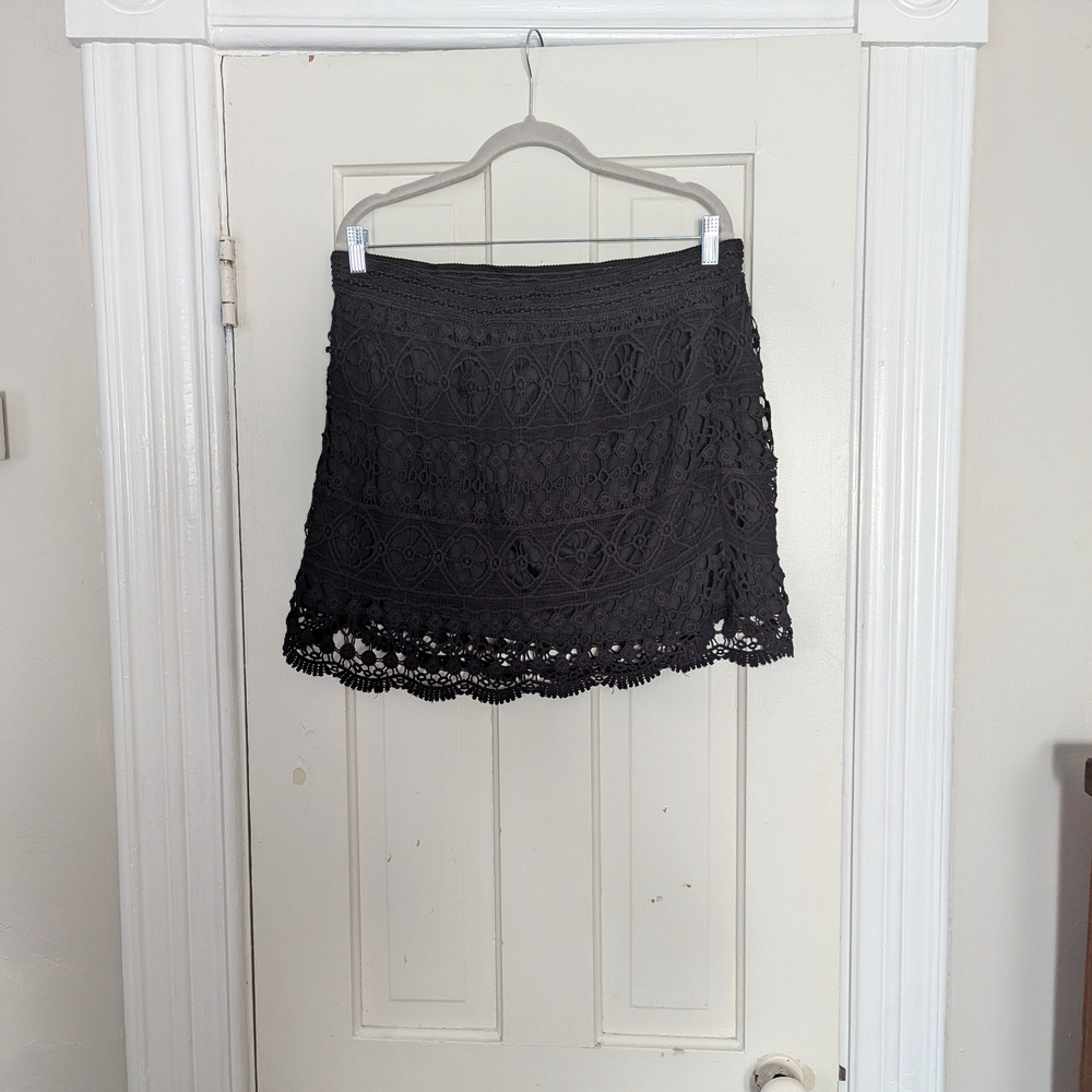 Elegant Black Lace Skirt - Picture 2 of 4